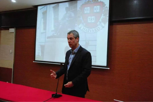 Professor Matthew Liebmann Gave a Lecture at Liangfeng Senior Middle School