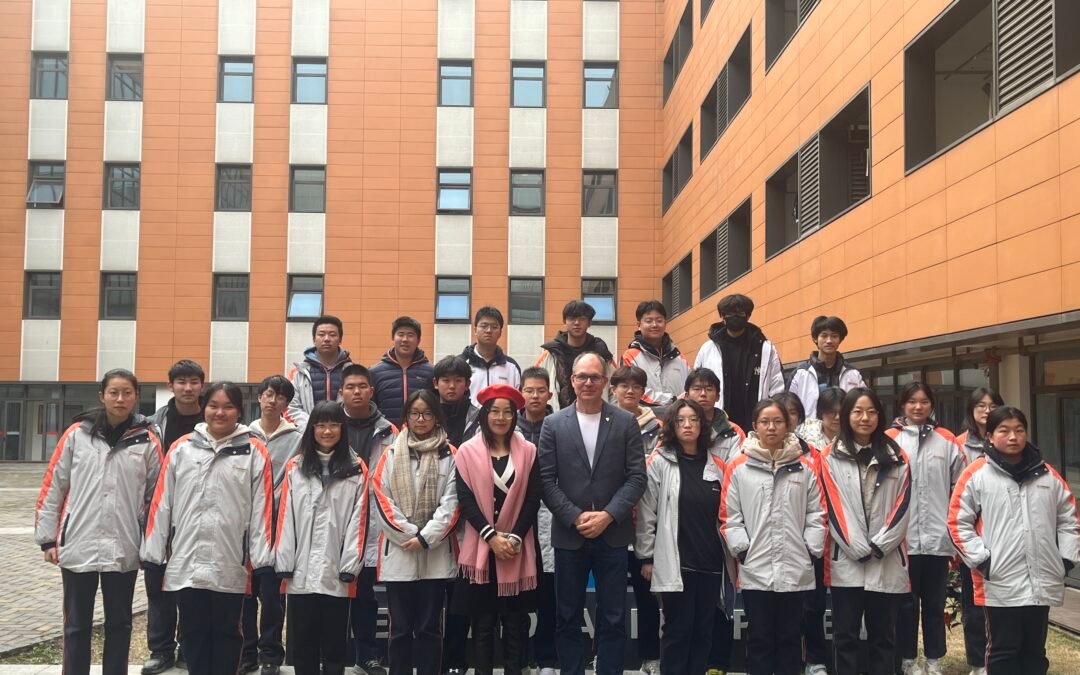 Professor Martin Vestergaard from the University of Cambridge Visits the International Department of Nanjing Hexi Foreign Languages School to Share Insights on Critical Thinking