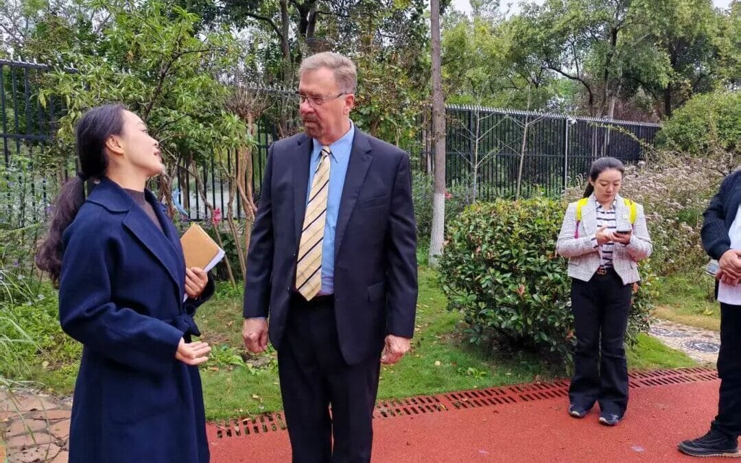 American School Districts Education Center visits Nanjing Jiangjia Yuan Primary School for an exchange on “Character-First Education” and an innovative future.