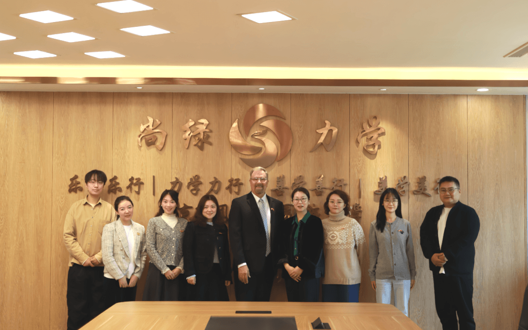 Dr. Smiley, Chair of American School Districts Education Center, Revisits Fenghuang Huayuancheng Primary School, Continuing the Seven-Year Educational Partnership.