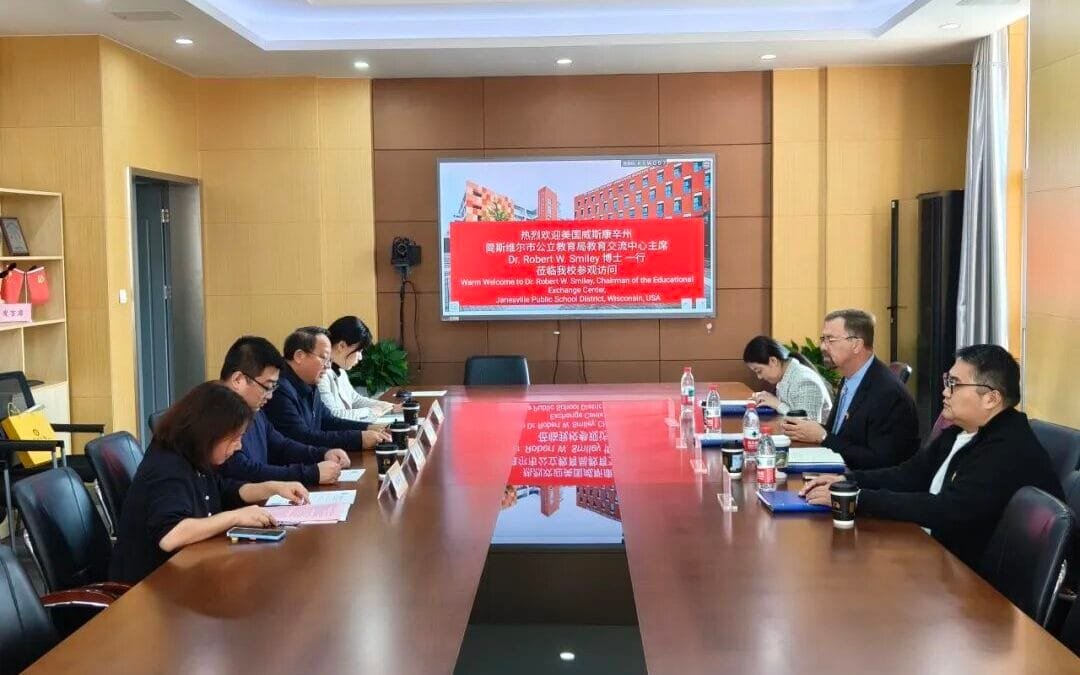 Dr. Smiley, Chair of the American School Districts Education Center, visited Hexi Junior High School of Nanjing Foreign Language School.