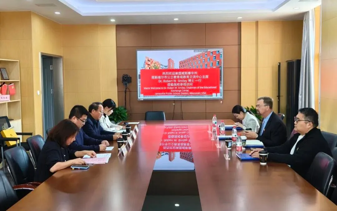 Dr. Smiley, Chair of the American School Districts Education Center, visited Hexi Junior High School of Nanjing Foreign Language School.