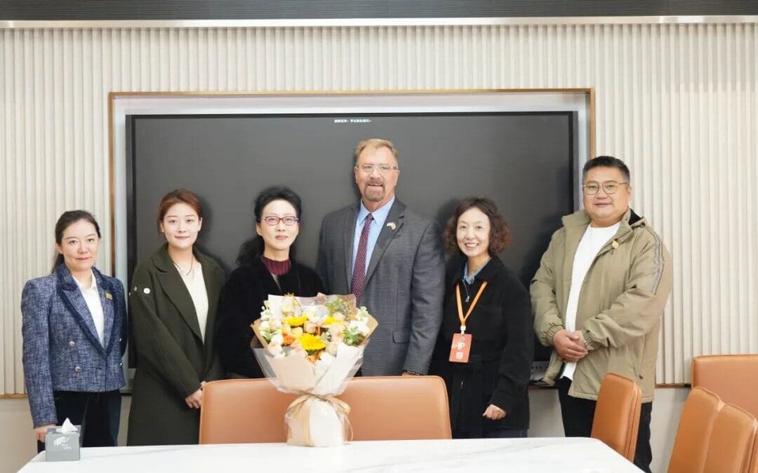 American School Districts Education Center visits Li Xiao Primary School, discussing new pathways for cultivating children’s research competency.