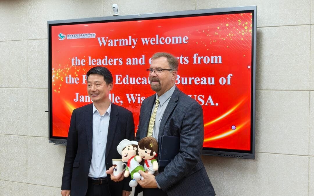 Dr. Smiley, Chair of the Board of American School Districts Education Center, visits Nanjing Jinling Huiwen Primary School